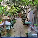 Une Chambre A Paris 20Eme Avec Un Petit Jardin
