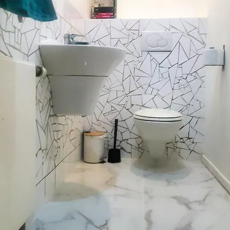 Bed & Breakfast à 20eme Avec Un Petit Jardin 4*