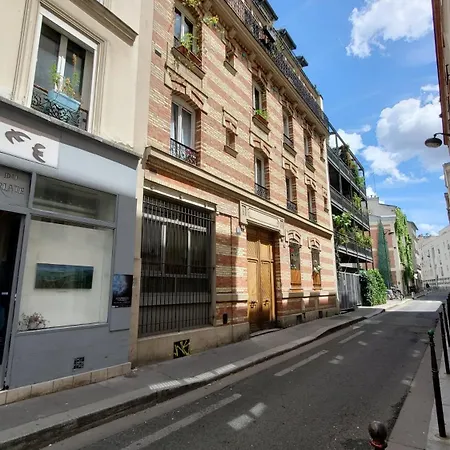 à 20eme Avec Un Petit Jardin 4* Parigi