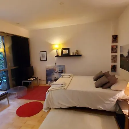 Bed & Breakfast à 20eme Avec Un Petit Jardin Parigi