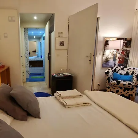 Bed & Breakfast à 20eme Avec Un Petit Jardin