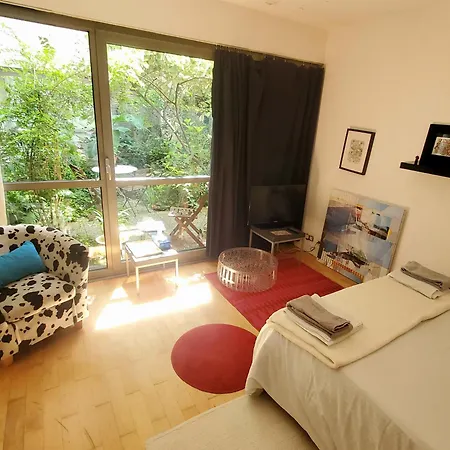 à 20eme Avec Un Petit Jardin Parigi