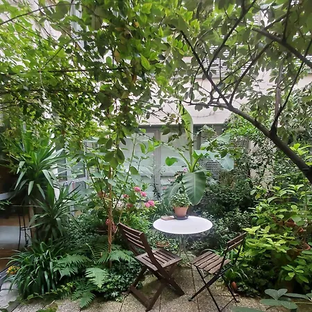 à 20eme Avec Un Petit Jardin Bed & Breakfast